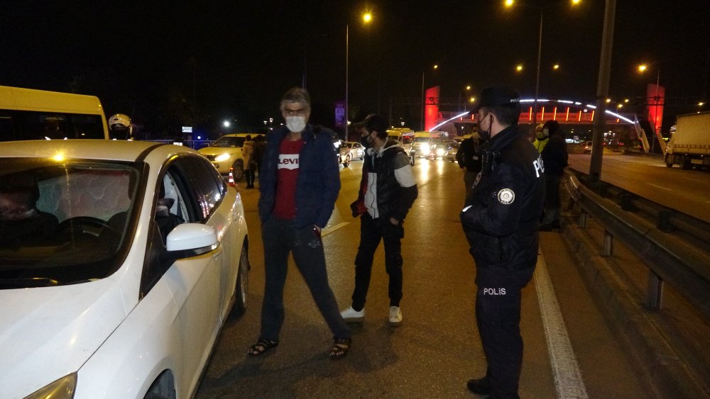 Kısıtlamayı ihlal edip ceza yediler, polisi görünce otomobildeki uyuşturucuyu yere döktüler