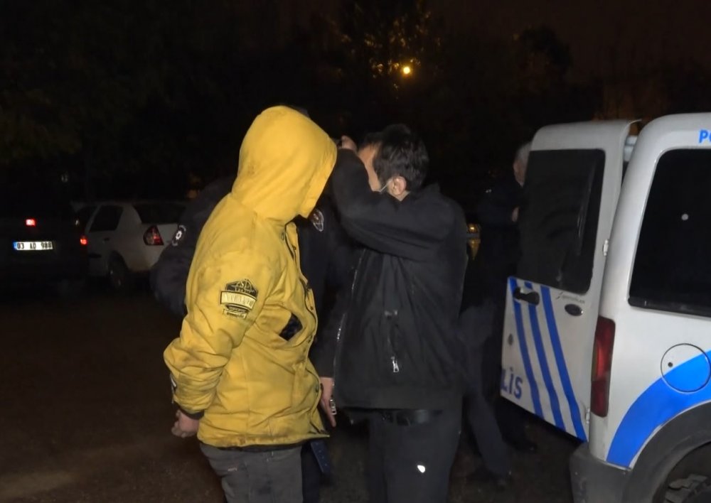 Kısıtlamayı ihlal edip ceza yediler, polisi görünce otomobildeki uyuşturucuyu yere döktüler