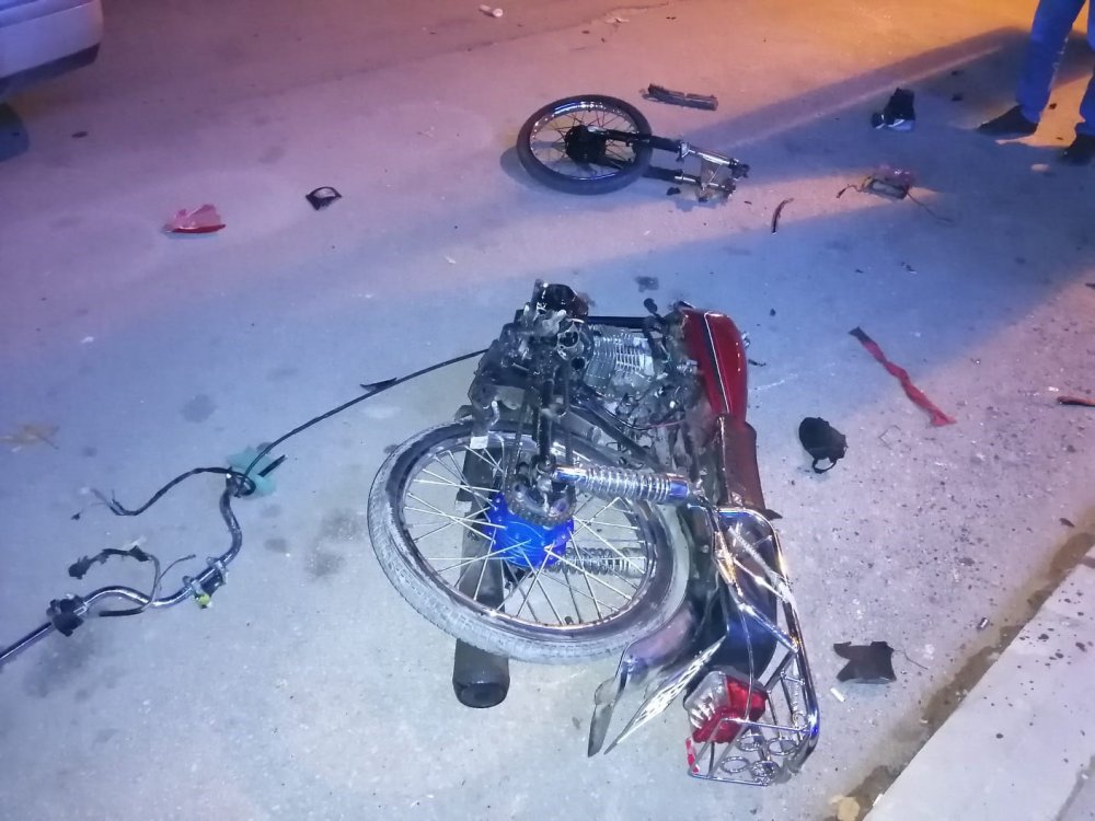 Motosikletle otomobil çarpıştı