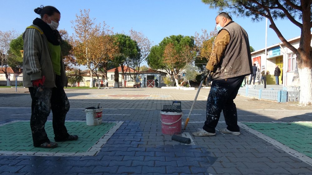 Okul duvarlarını gönül gözüyle renklendiriyor