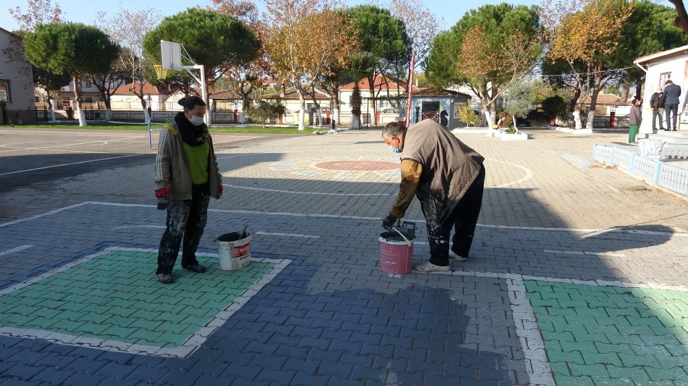 Okul duvarlarını gönül gözüyle renklendiriyor