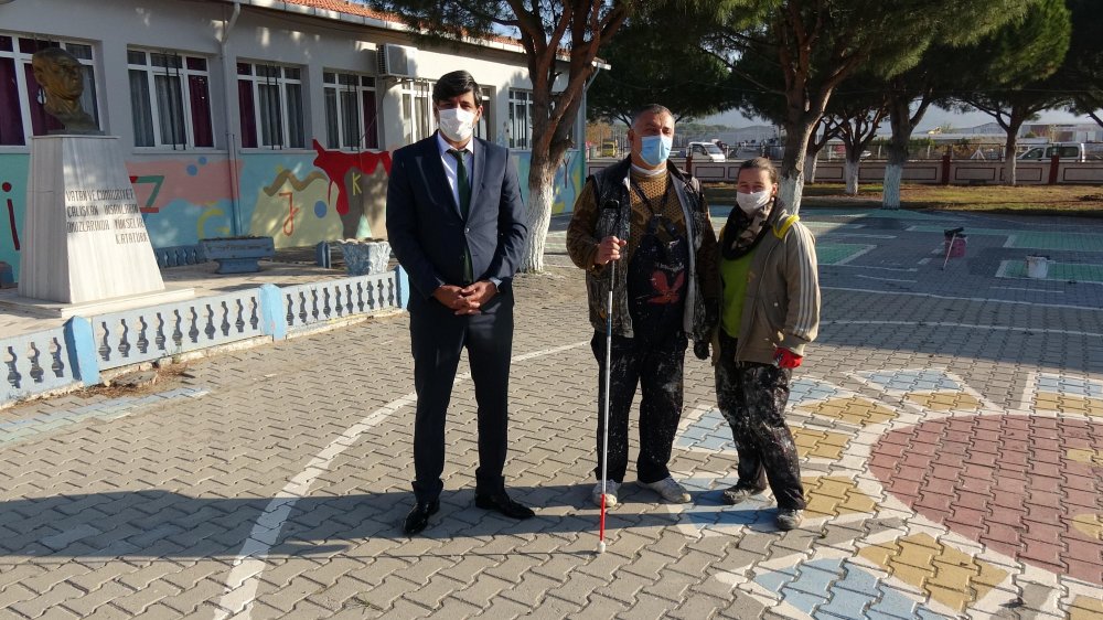 Okul duvarlarını gönül gözüyle renklendiriyor