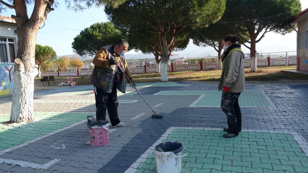 Okul duvarlarını gönül gözüyle renklendiriyor