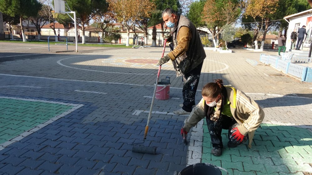 Okul duvarlarını gönül gözüyle renklendiriyor