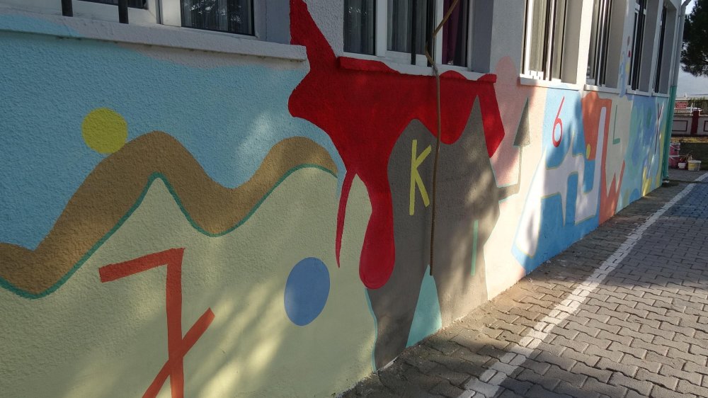 Okul duvarlarını gönül gözüyle renklendiriyor