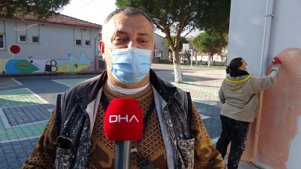 Okul duvarlarını gönül gözüyle renklendiriyor