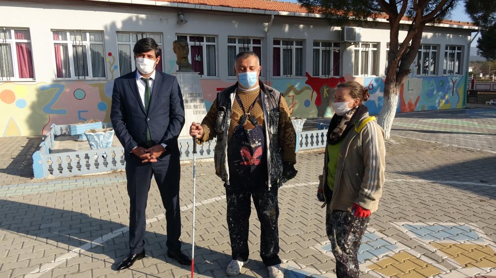 Okul duvarlarını gönül gözüyle renklendiriyor