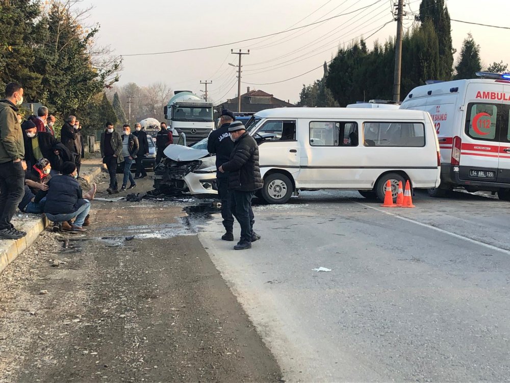 Otomobil ile işçi servisi çarpıştı: 7 yaralı