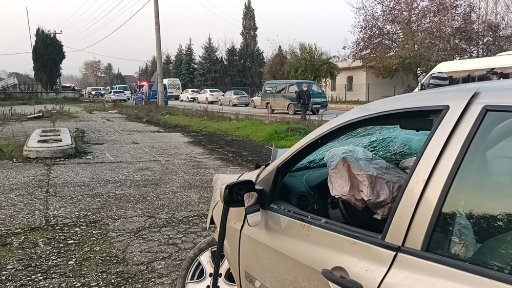 Otomobil ile işçi servisi çarpıştı: 7 yaralı