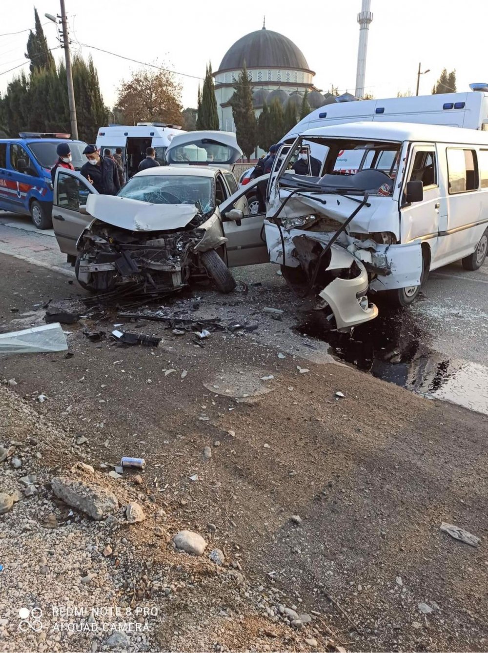 Otomobil ile işçi servisi çarpıştı: 7 yaralı