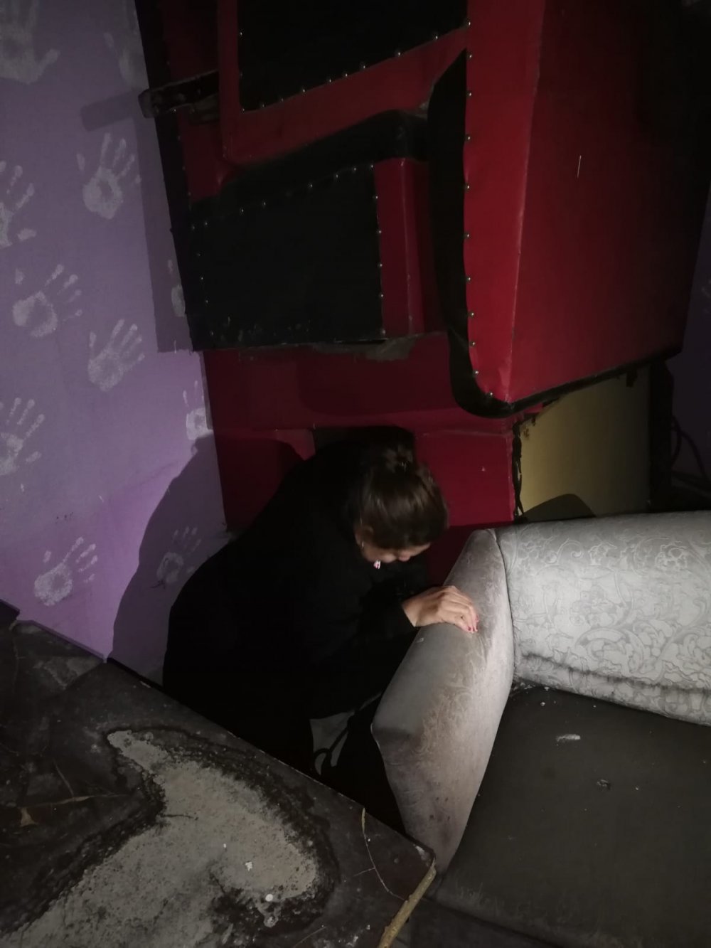 Ruhsatsız eğlence merkezini polis basınca, koltukların arasına gizlendiler