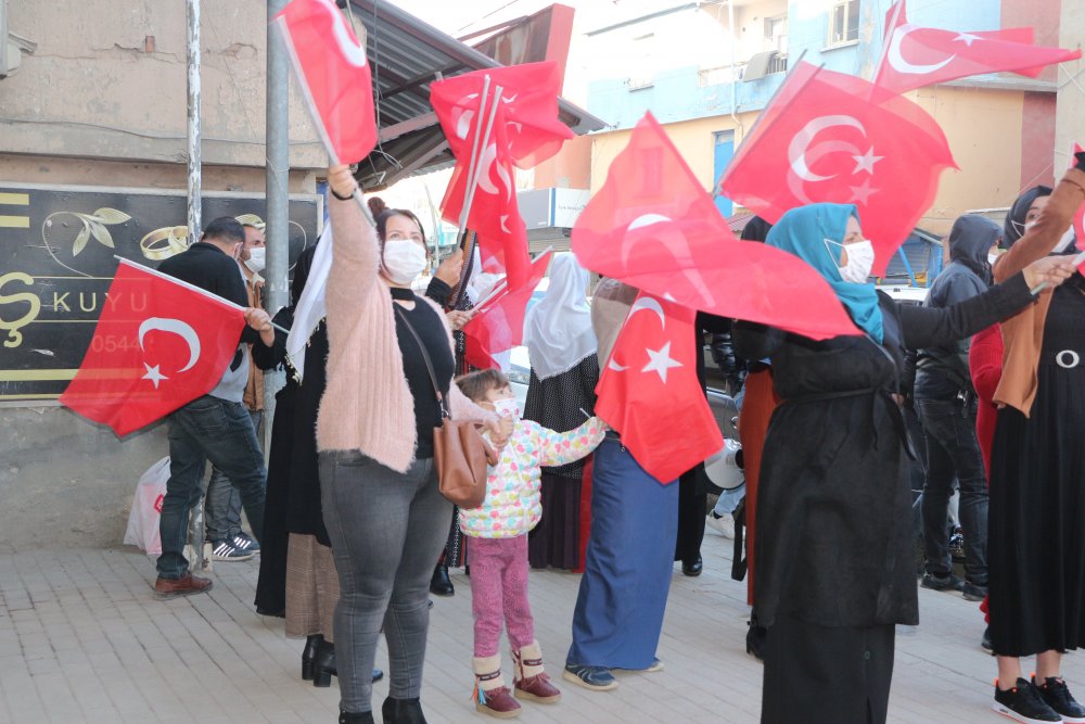 Şırnaklı kadınlar, HDP önündeki eylemlerini 13'üncü haftada da sürdürdü