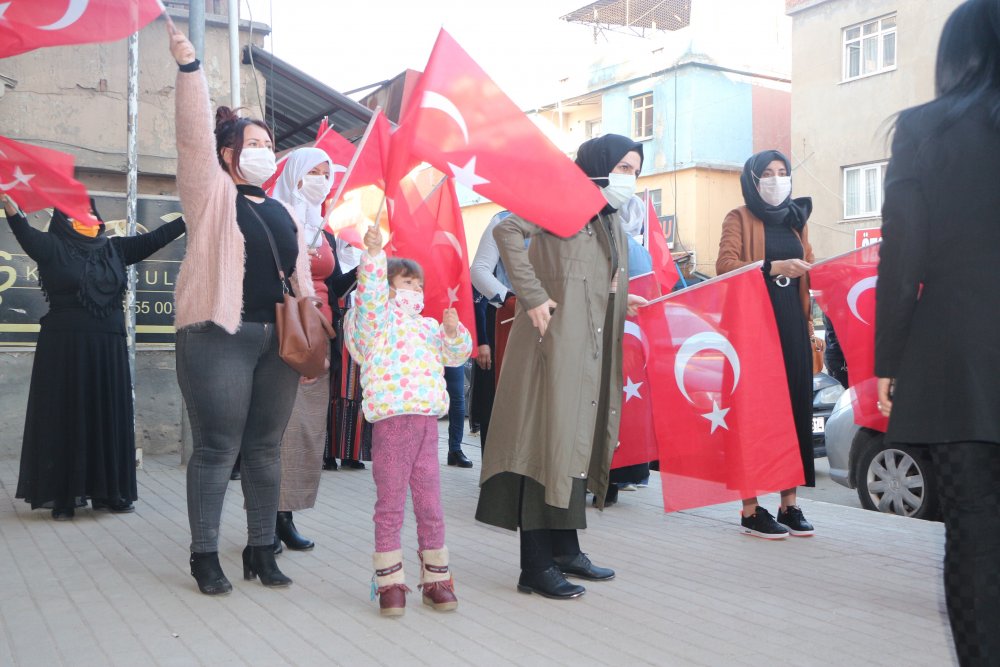 Şırnaklı kadınlar, HDP önündeki eylemlerini 13'üncü haftada da sürdürdü