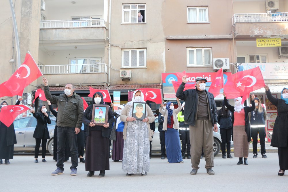 Şırnaklı kadınlar, HDP önündeki eylemlerini 13'üncü haftada da sürdürdü