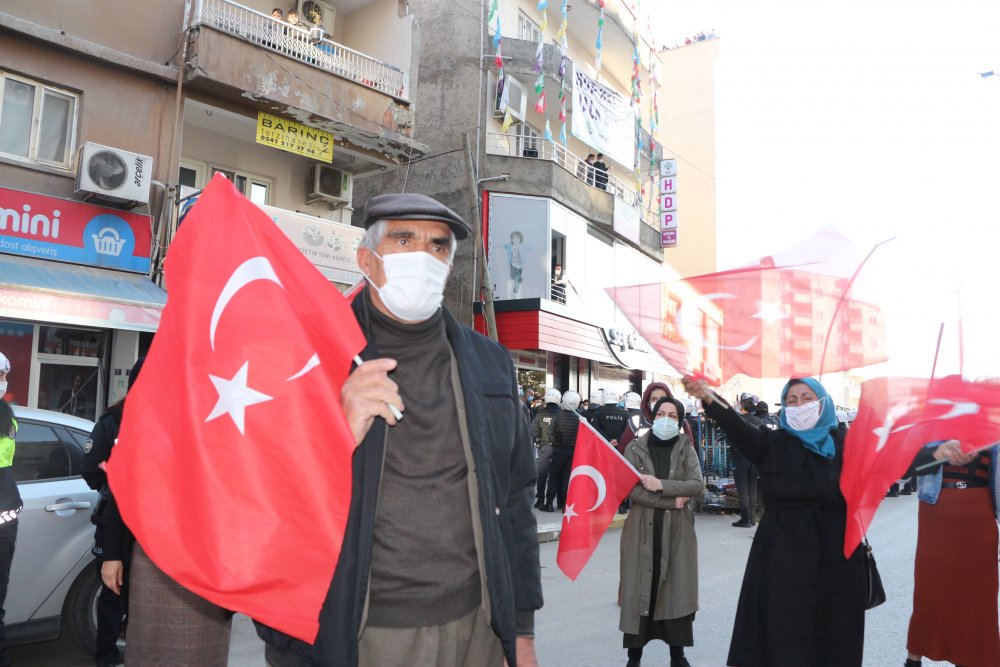 Şırnaklı kadınlar, HDP önündeki eylemlerini 13'üncü haftada da sürdürdü