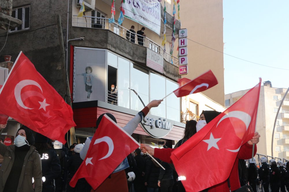 Şırnaklı kadınlar, HDP önündeki eylemlerini 13'üncü haftada da sürdürdü