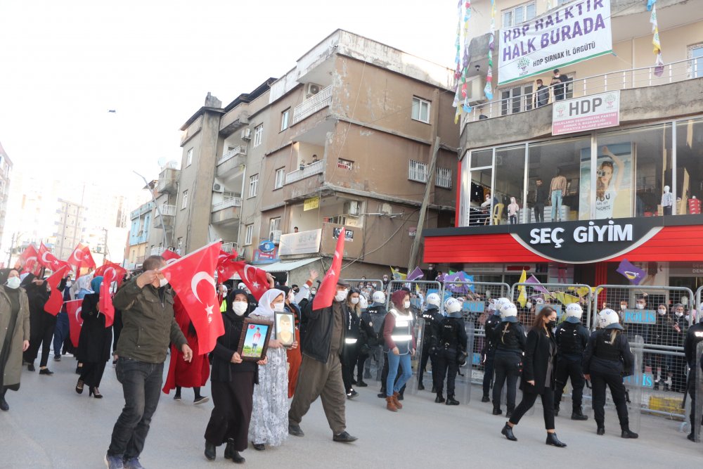 Şırnaklı kadınlar, HDP önündeki eylemlerini 13'üncü haftada da sürdürdü