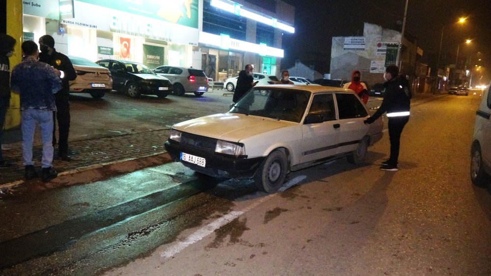 'Tamirden aldık' dedikleri otomobille kısıtlamayı ihlal eden 4 kişiye 12 bin TL ceza
