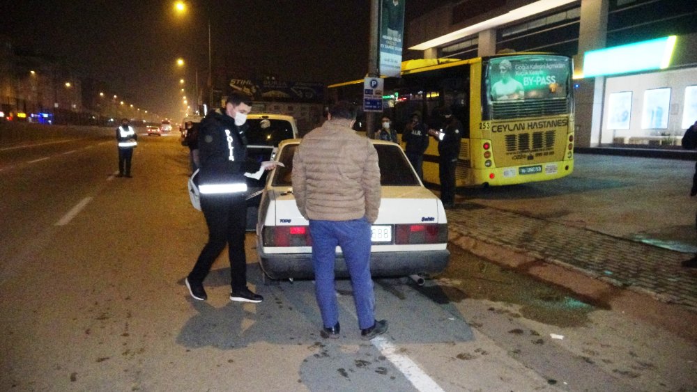 'Tamirden aldık' dedikleri otomobille kısıtlamayı ihlal eden 4 kişiye 12 bin TL ceza