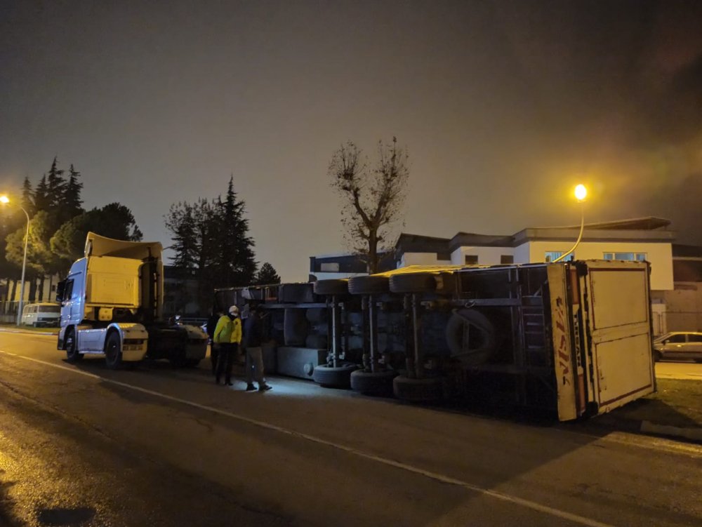 TIR devrildi, 150 bin TL'lik mobilyalar zarar gördü