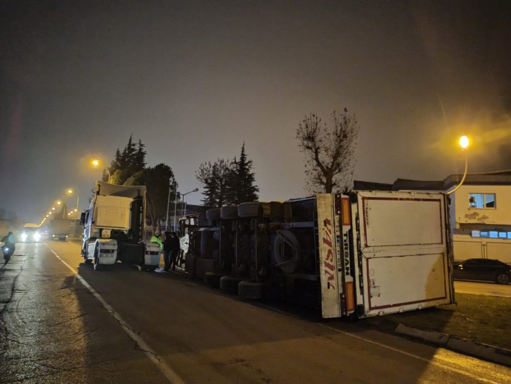 TIR devrildi, 150 bin TL'lik mobilyalar zarar gördü