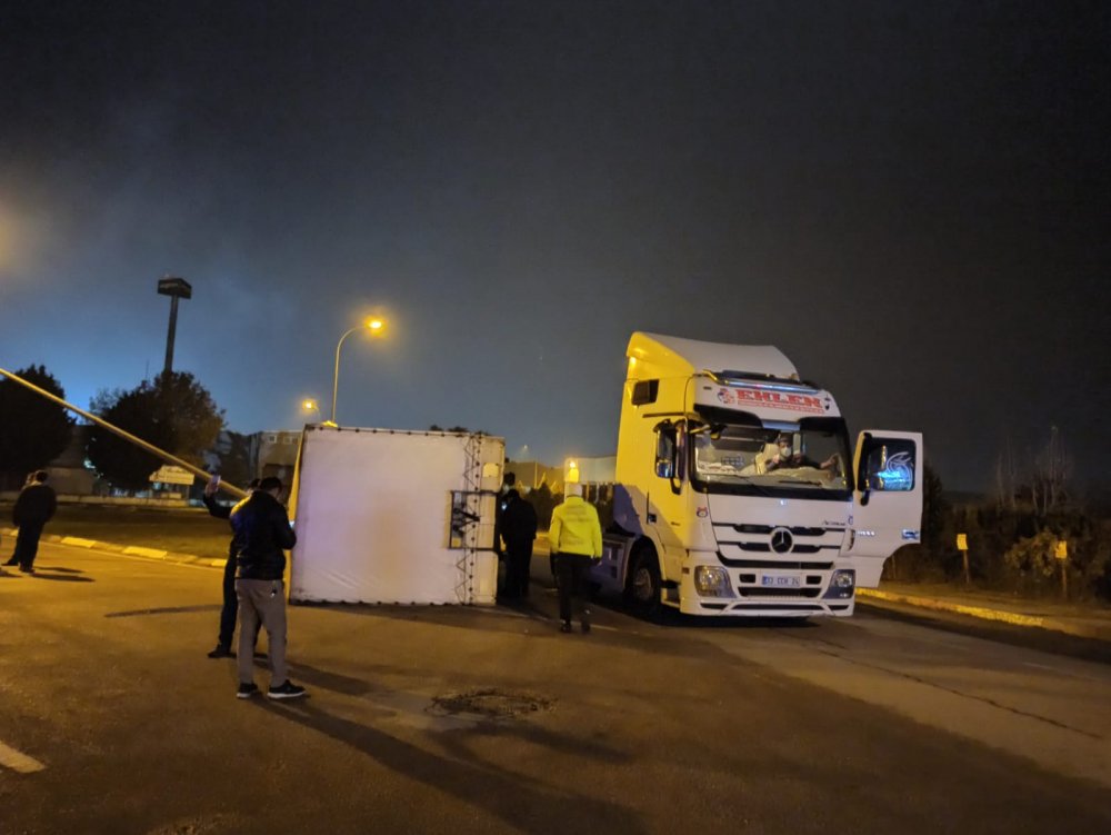 TIR devrildi, 150 bin TL'lik mobilyalar zarar gördü