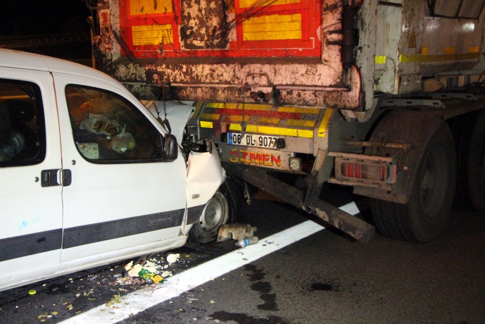 TIR'a 100 kilometre hızla çarptı