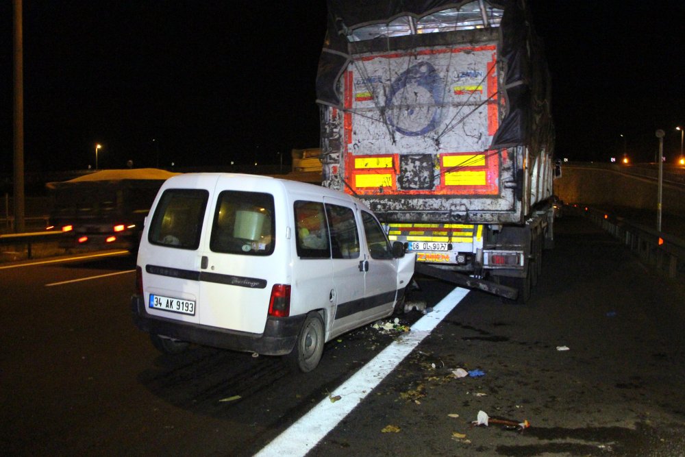 TIR'a 100 kilometre hızla çarptı