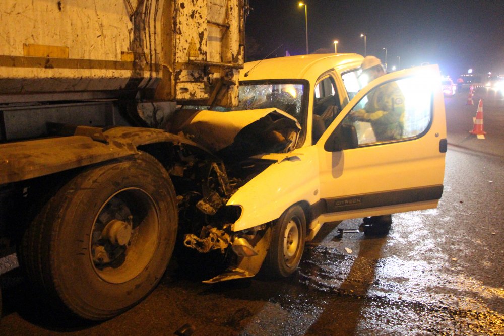TIR'a 100 kilometre hızla çarptı