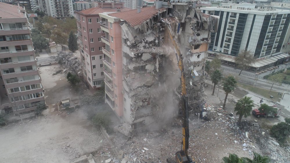 Depremin ardından İzmir'deki ağır hasarlı binaların yıkımı sürüyor