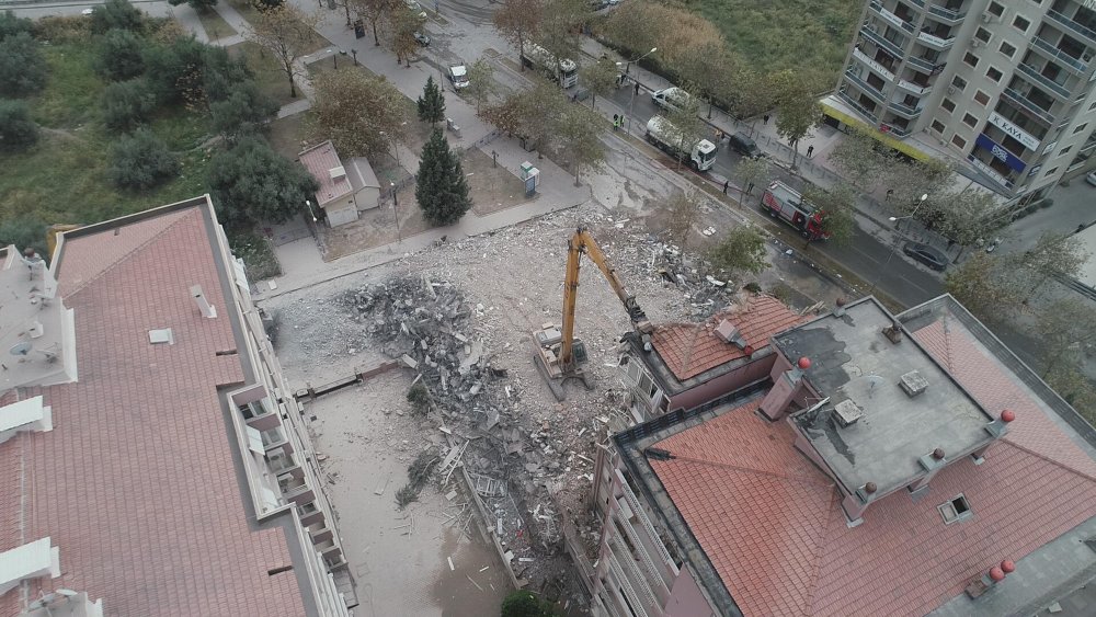 Depremin ardından İzmir'deki ağır hasarlı binaların yıkımı sürüyor