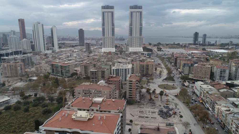 Depremin ardından İzmir'deki ağır hasarlı binaların yıkımı sürüyor