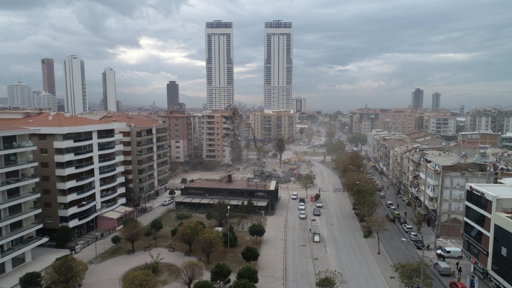 Depremin ardından İzmir'deki ağır hasarlı binaların yıkımı sürüyor