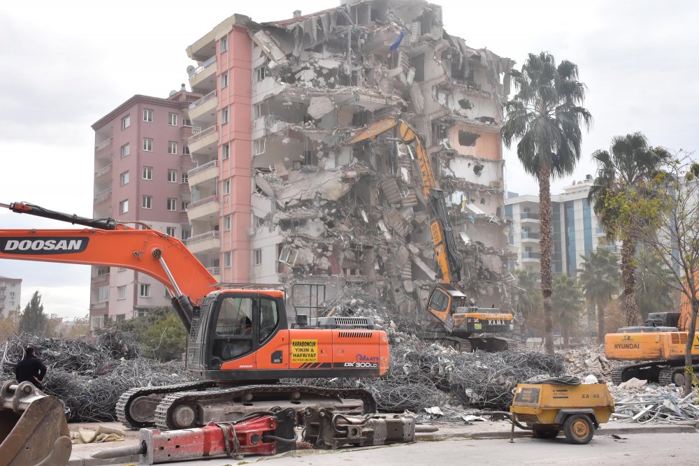 Depremin ardından İzmir'deki ağır hasarlı binaların yıkımı sürüyor