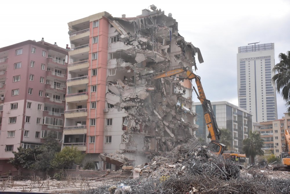 Depremin ardından İzmir'deki ağır hasarlı binaların yıkımı sürüyor