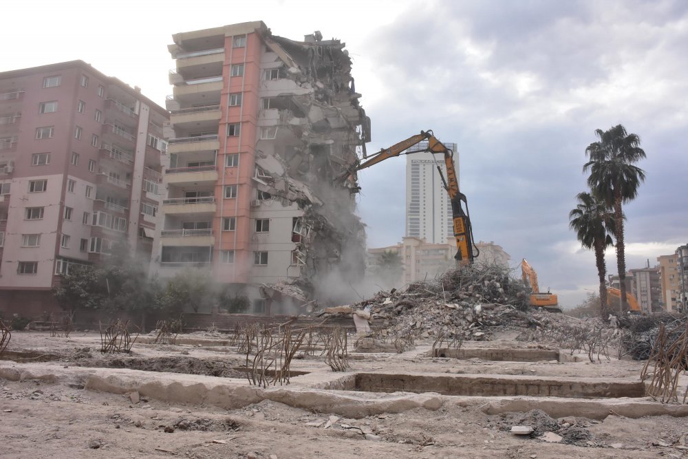 Depremin ardından İzmir'deki ağır hasarlı binaların yıkımı sürüyor