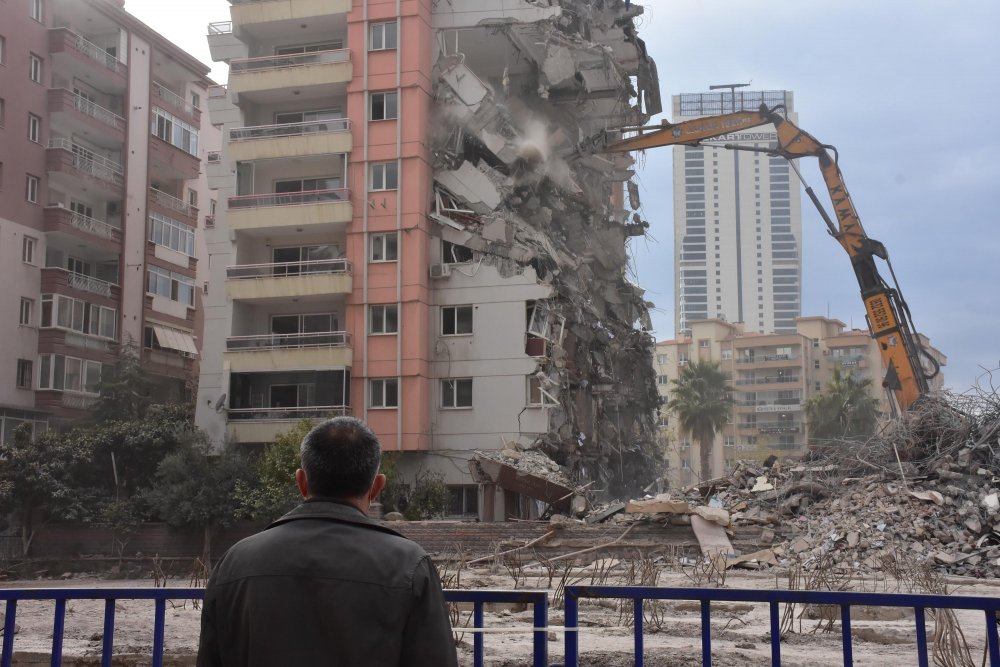 Depremin ardından İzmir'deki ağır hasarlı binaların yıkımı sürüyor