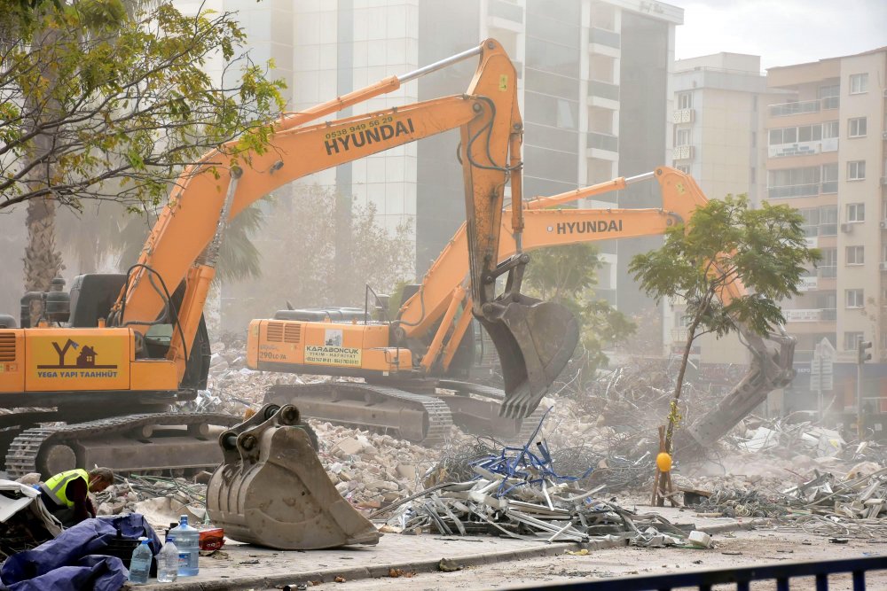 Depremin ardından İzmir'deki ağır hasarlı binaların yıkımı sürüyor