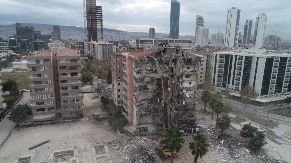 Depremin ardından İzmir'deki ağır hasarlı binaların yıkımı sürüyor