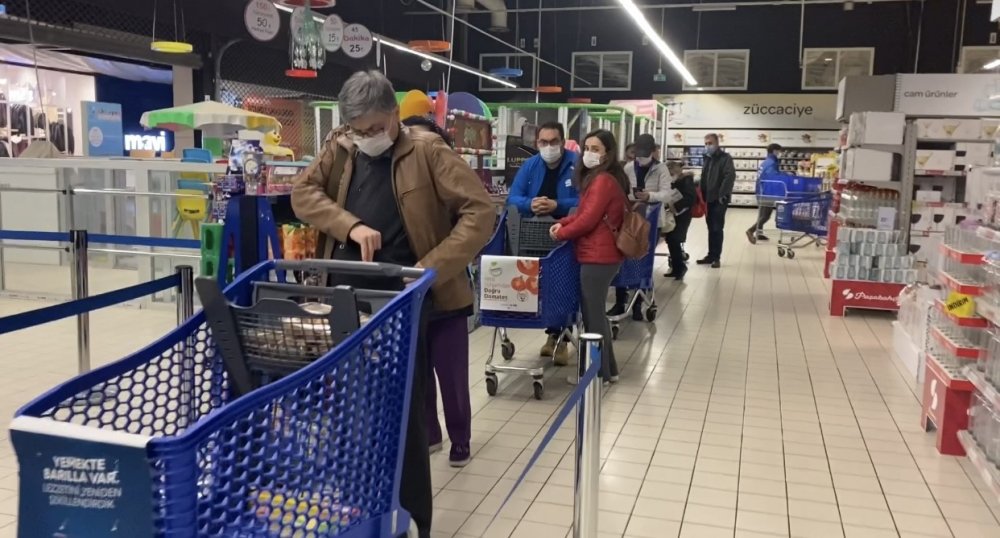 Kısıtlamaya saatler kala marketlerde yoğunluk oluştu