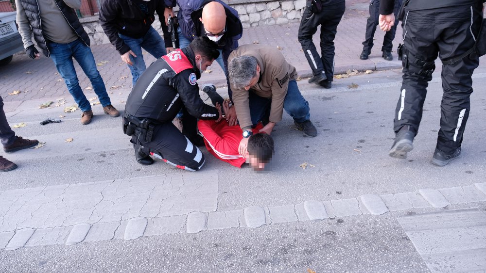 Polisle çatışan şüpheli, sokağa çıkma kısıtlamasını ihlal edince de ekip otosuna ateş açmış