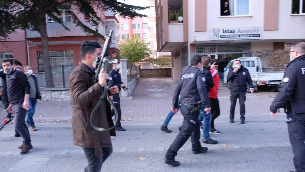 Polisle çatışan şüpheli, sokağa çıkma kısıtlamasını ihlal edince de ekip otosuna ateş açmış