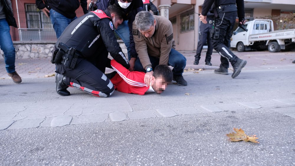 Polisle çatışan şüpheli, sokağa çıkma kısıtlamasını ihlal edince de ekip otosuna ateş açmış