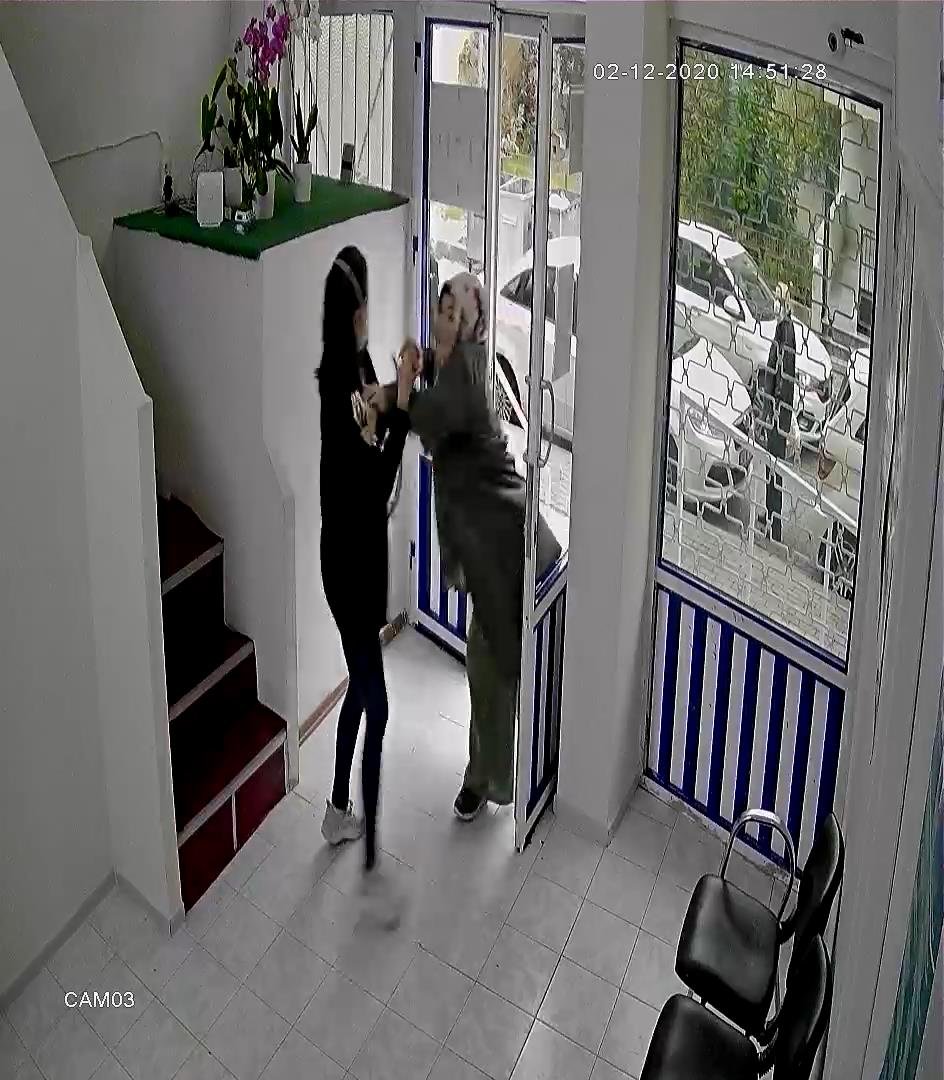 Aile sağlık merkezinde doktora hakaret edip saldıran kadın yakalandı 