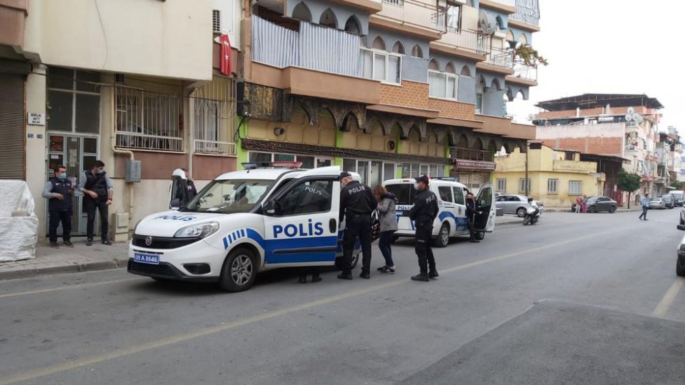 Elinde balta ve bıçakla araçların yolunu kesti