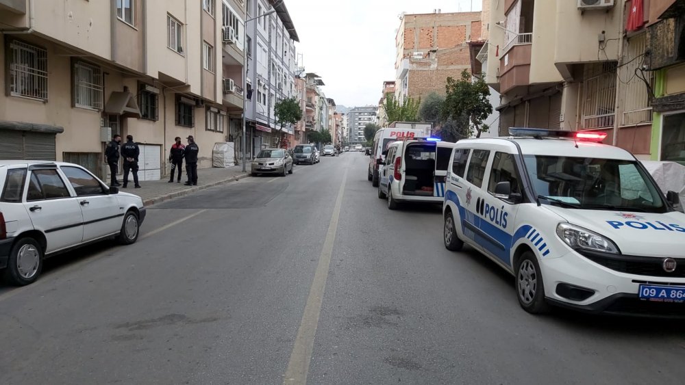 Elinde balta ve bıçakla araçların yolunu kesti