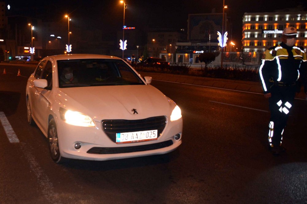 Kısıtlamada ehliyetsiz yakalanan sürücüye 6 bin TL ceza