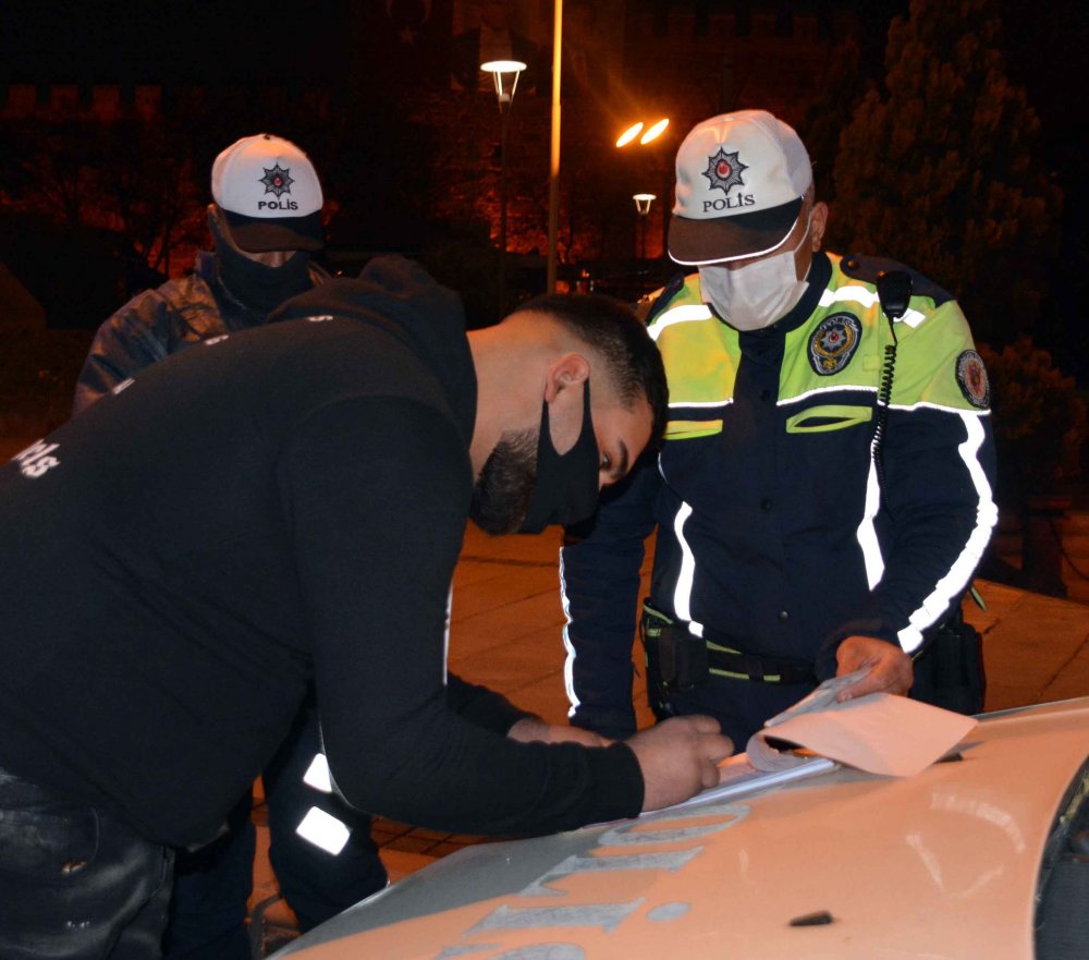 Kısıtlamada ehliyetsiz yakalanan sürücüye 6 bin TL ceza