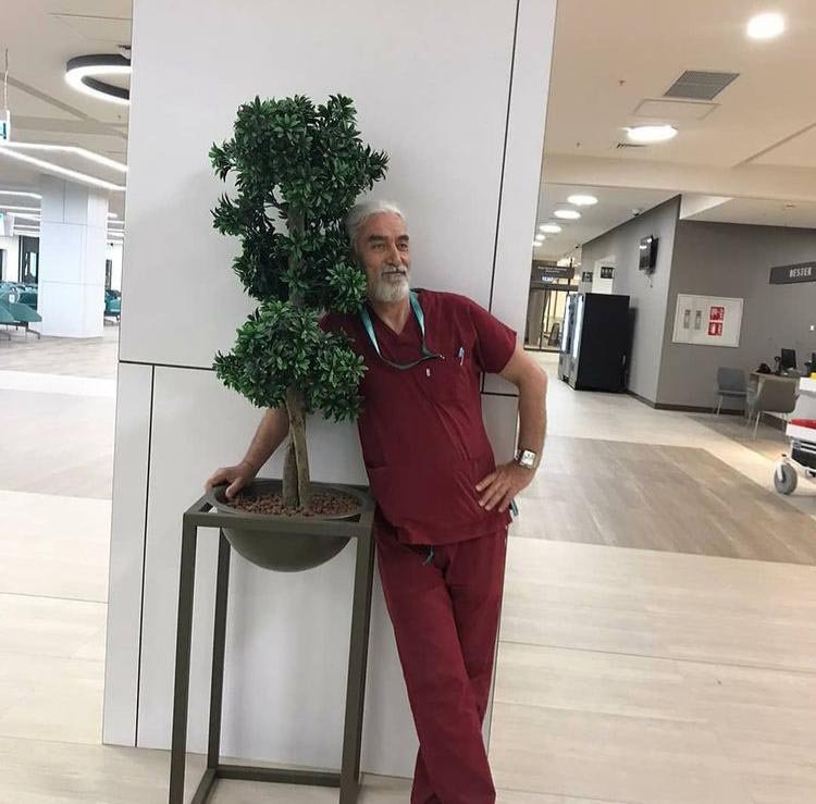 Mesleğine aşık doktor, koronavirüse yenildi