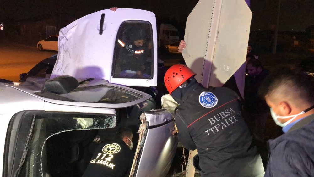 Otomobilin çarptığı hafif ticari araçta sıkışan yaralı, itfaiye ekiplerince kurtarıldı